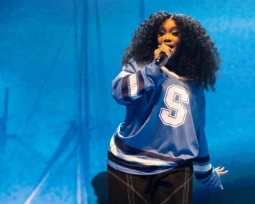SZA performing live on stage, representing her gradual rise to the top of contemporary R&B
